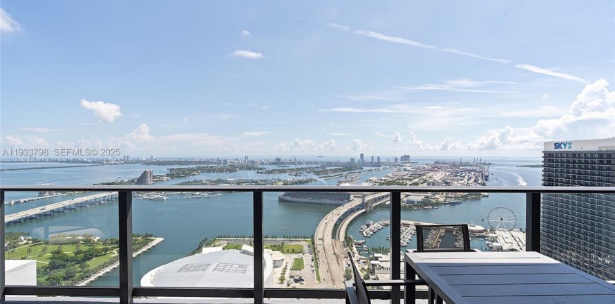 Кондоминиум с 3 спальнями в Майами, Флорида № 2053118