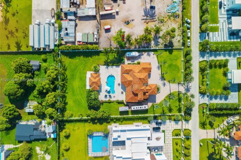 Villa ou maison à vendre à Hialeah Gardens, Floride: 5 chambres, 414.62 m2 № 2076471 - photo 8