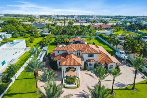 House in Hialeah Gardens, Florida 5 bedrooms, 414.62 sq.m. № 2076471