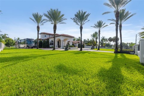 Villa ou maison à vendre à Hialeah Gardens, Floride: 5 chambres, 414.62 m2 № 2076471 - photo 7