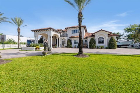Villa ou maison à vendre à Hialeah Gardens, Floride: 5 chambres, 414.62 m2 № 2076471 - photo 4