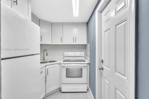 Copropriété à louer à Pompano Beach, Floride: 2 chambres, 87.24 m2 № 1997211 - photo 2