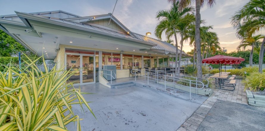 Commercial property in Miami, Florida № 1980713