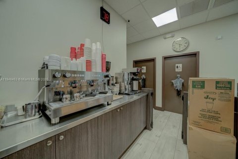 Commercial property in Miami, Florida № 1980713 - photo 25