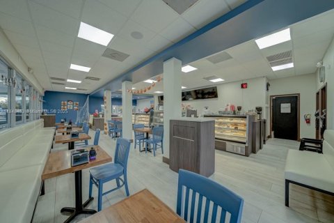 Commercial property in Miami, Florida № 1980713 - photo 2