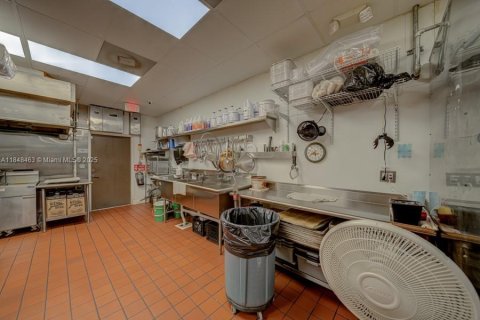 Commercial property in Miami, Florida № 1980713 - photo 12