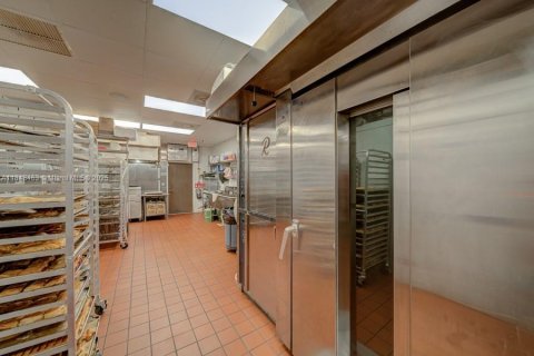 Commercial property in Miami, Florida № 1980713 - photo 16