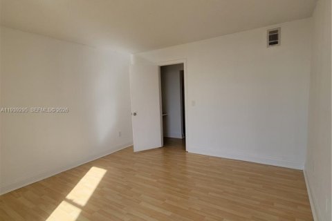 Copropriété à louer à North Miami, Floride: 1 chambre, 67.17 m2 № 1996573 - photo 25