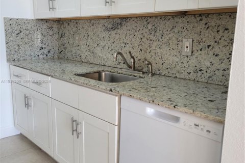 Copropriété à louer à North Miami, Floride: 1 chambre, 67.17 m2 № 1996573 - photo 12