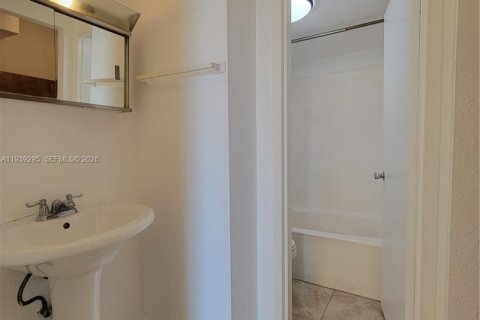 Copropriété à louer à North Miami, Floride: 1 chambre, 67.17 m2 № 1996573 - photo 22