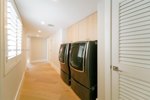 Villa ou maison à louer à Miami, Floride: 5 chambres, 356.74 m2 № 2076667 - photo 28