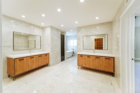 Villa ou maison à louer à Miami, Floride: 5 chambres, 356.74 m2 № 2076667 - photo 19