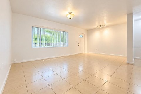 Villa ou maison à louer à Winter Park, Floride: 2 chambres, 102.19 m2 № 2408730 - photo 8