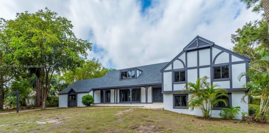 House in Palm Beach Gardens, Florida 4 bedrooms, 298.49 sq.m. № 1697373