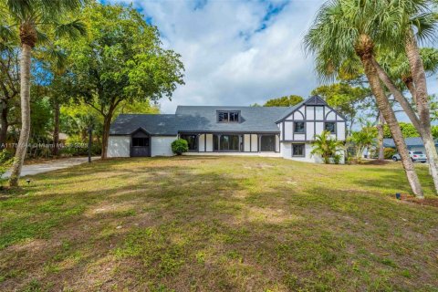 House in Palm Beach Gardens, Florida 4 bedrooms, 298.49 sq.m. № 1697373 - photo 2