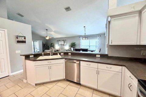 House in Hudson, Florida 4 bedrooms, 180.69 sq.m. № 2150690 - photo 5