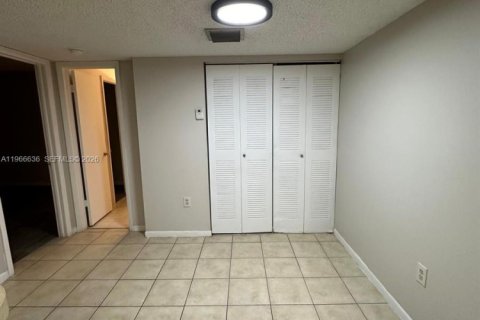 Condominio en alquiler en Hialeah, Florida, 1 dormitorio, 63.08 m2 № 2028261 - foto 5