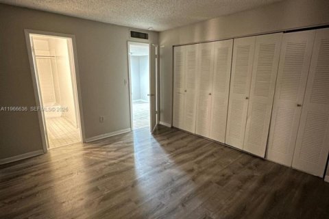 Condominio en alquiler en Hialeah, Florida, 1 dormitorio, 63.08 m2 № 2028261 - foto 7