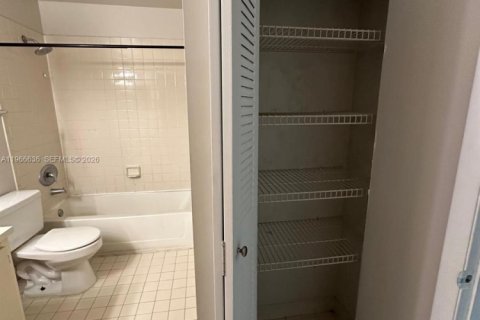Condominio en alquiler en Hialeah, Florida, 1 dormitorio, 63.08 m2 № 2028261 - foto 2