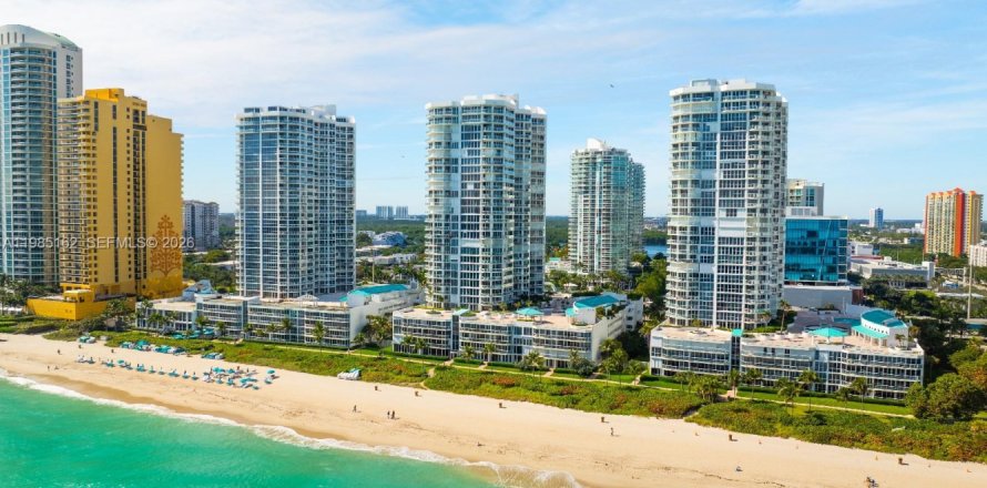 Condo à Sunny Isles Beach, Floride, 2 chambres  № 2048307