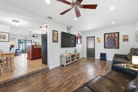 House in Dunedin, Florida 3 bedrooms, 126.53 sq.m. № 2127139 - photo 8