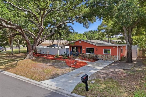 House in Dunedin, Florida 3 bedrooms, 126.53 sq.m. № 2127139