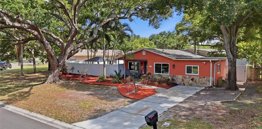 House in Dunedin, Florida 3 bedrooms, 126.53 sq.m. № 2127139