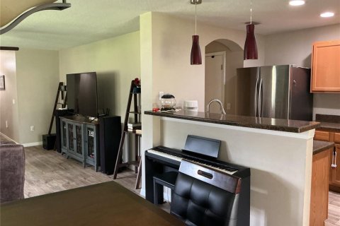 Townhouse in Seffner, Florida 3 bedrooms, 164.9 sq.m. № 2203263 - photo 10