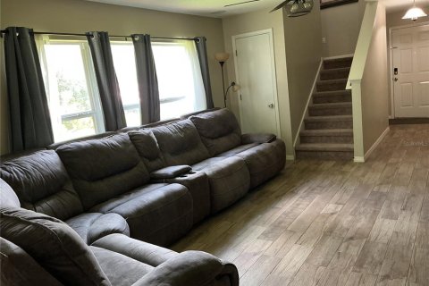 Townhouse in Seffner, Florida 3 bedrooms, 164.9 sq.m. № 2203263 - photo 6