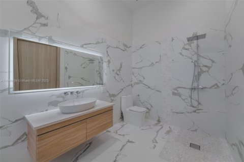 Купить виллу или дом в Халландейл-Бич, Флорида 5 спален, 204.29м2, № 1944343 - фото 14