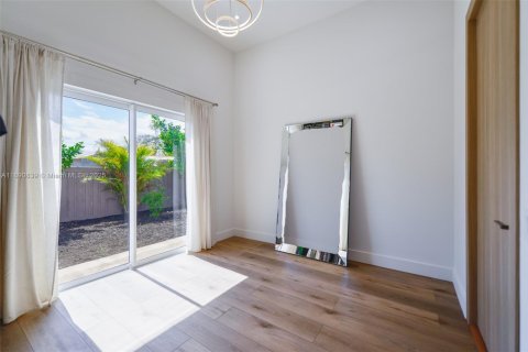 Купить виллу или дом в Халландейл-Бич, Флорида 5 спален, 204.29м2, № 1944343 - фото 18