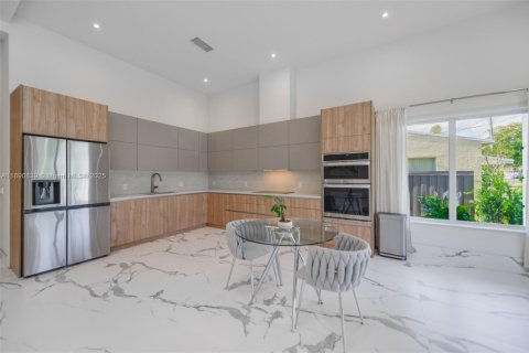 Купить виллу или дом в Халландейл-Бич, Флорида 5 спален, 204.29м2, № 1944343 - фото 6