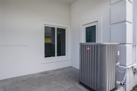 Купить виллу или дом в Халландейл-Бич, Флорида 5 спален, 204.29м2, № 1944343 - фото 25