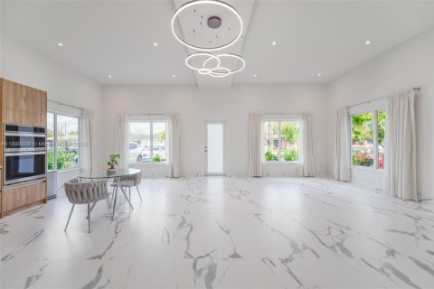 Купить виллу или дом в Халландейл-Бич, Флорида 5 спален, 204.29м2, № 1944343 - фото 3