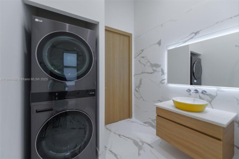 Купить виллу или дом в Халландейл-Бич, Флорида 5 спален, 204.29м2, № 1944343 - фото 21