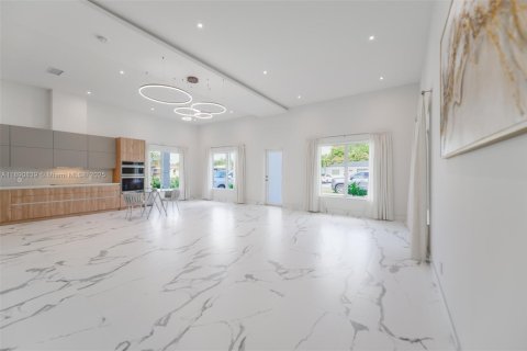 Купить виллу или дом в Халландейл-Бич, Флорида 5 спален, 204.29м2, № 1944343 - фото 1