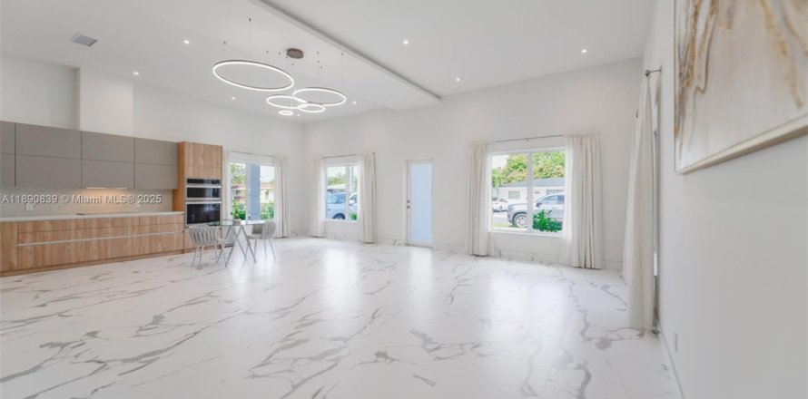 Дом в Халландейл-Бич, Флорида 5 спален, 204.29м2 № 1944343