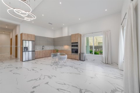 Купить виллу или дом в Халландейл-Бич, Флорида 5 спален, 204.29м2, № 1944343 - фото 4