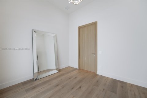 Купить виллу или дом в Халландейл-Бич, Флорида 5 спален, 204.29м2, № 1944343 - фото 19