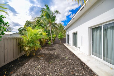 Купить виллу или дом в Халландейл-Бич, Флорида 5 спален, 204.29м2, № 1944343 - фото 29