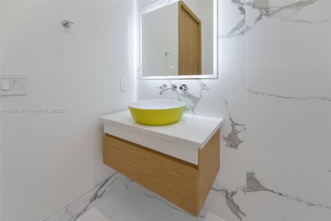 Купить виллу или дом в Халландейл-Бич, Флорида 5 спален, 204.29м2, № 1944343 - фото 23