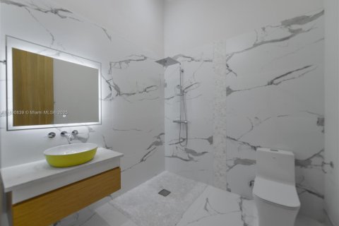 Купить виллу или дом в Халландейл-Бич, Флорида 5 спален, 204.29м2, № 1944343 - фото 22