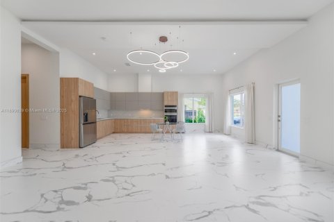 Купить виллу или дом в Халландейл-Бич, Флорида 5 спален, 204.29м2, № 1944343 - фото 2