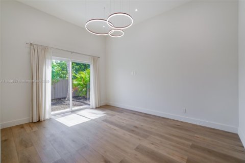 Купить виллу или дом в Халландейл-Бич, Флорида 5 спален, 204.29м2, № 1944343 - фото 9