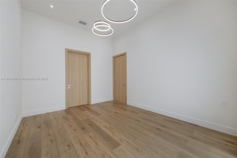 Купить виллу или дом в Халландейл-Бич, Флорида 5 спален, 204.29м2, № 1944343 - фото 12