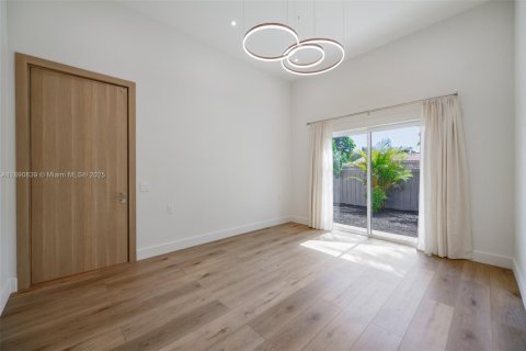 Купить виллу или дом в Халландейл-Бич, Флорида 5 спален, 204.29м2, № 1944343 - фото 10