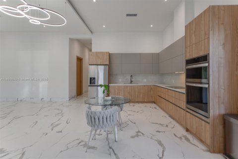 Купить виллу или дом в Халландейл-Бич, Флорида 5 спален, 204.29м2, № 1944343 - фото 8