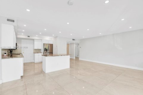 Condominio en venta en Hallandale Beach, Florida, 2 dormitorios, 106.84 m2 № 2075169 - foto 8