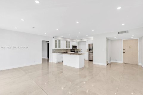 Condominio en venta en Hallandale Beach, Florida, 2 dormitorios, 106.84 m2 № 2075169 - foto 7
