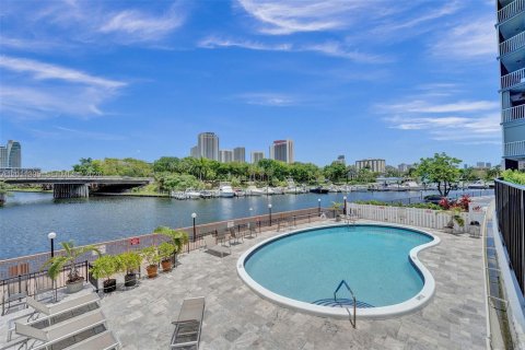 Condominio en venta en Hallandale Beach, Florida, 2 dormitorios, 106.84 m2 № 2075169 - foto 21